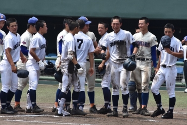 今夏県大会決勝で敗れ、誉ナインと握手する桜丘の選手たち