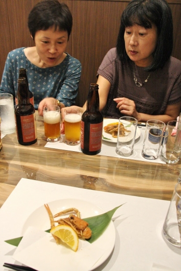 地魚料理とクラフトビールを楽しむ参加者=蒲郡市緑町の「笹や」で