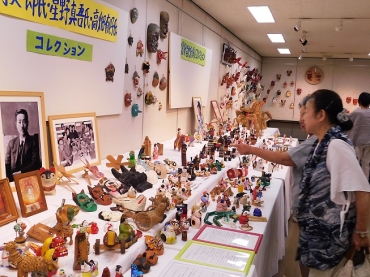 多彩なコレクションが並ぶ特別展示コーナー=豊橋市民文化会館で