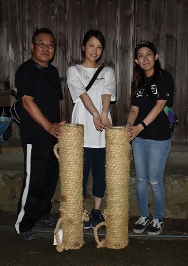 (左から)松倉良美さん、明日香さん親子と勝野さん=若宮八幡神社で