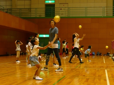 子どもたちに声を掛けるオリンピックメダリスト・狩野さん=豊川市総合体育館で