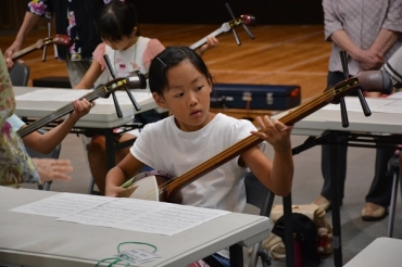三味線を一生懸命演奏する小学生=豊橋市民文化会館で