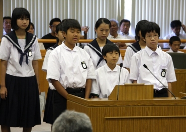 自分たちで考えたアイデアを発表する東郷中生徒たち=新城市議会議場で