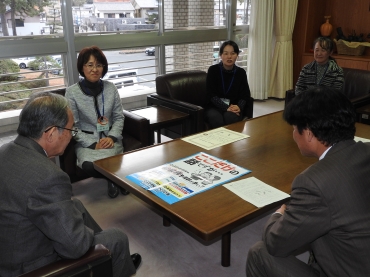 山脇市長㊧らに啓発ポスターを紹介する杉山さん(左から2人目)ら=豊川市役所で
