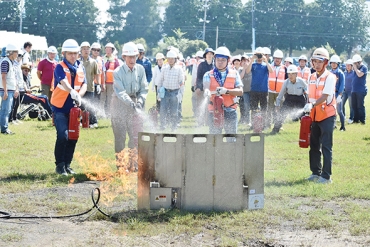 消火器による初期消火訓練に臨む市民ら=豊川駐屯地訓練場で