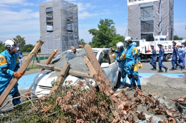 がれきに埋まった車両から被災者を救出する訓練=豊橋総合スポーツ公園で