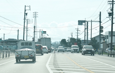 朝の通勤時間帯に混雑する姫街道=豊川市八幡町で