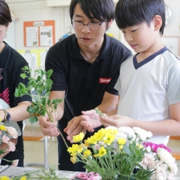 豊川特別支援学校児童がフラワーアレンジ体験