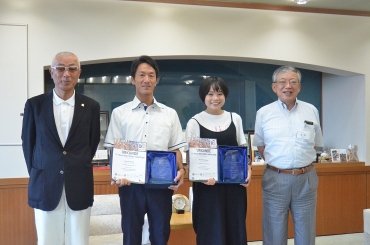 佐原市長に好成績を報告した女子優勝の西川さん(右から2人目)と男子2位の河野さん(同3人目)。左は夏目会長=豊橋市役所で