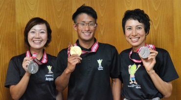 メダルを手に笑顔の(左から)疋田さん、丸山さん、小原さん=東愛知新聞社で