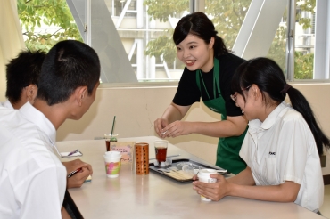 スタバの店員㊥からプロの接客術を学ぶ生徒ら=豊川特別支援学校本宮校舎で