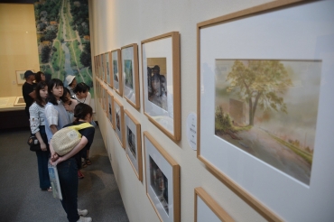 初日から多くの家族連れらでにぎわう企画展「日本のアニメーション美術の創造者 山本二三展」=田原市博物館で