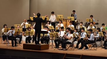演奏する豊川工高吹奏楽部と穂の国ウィンドオーケストラ=豊川市文化会館で