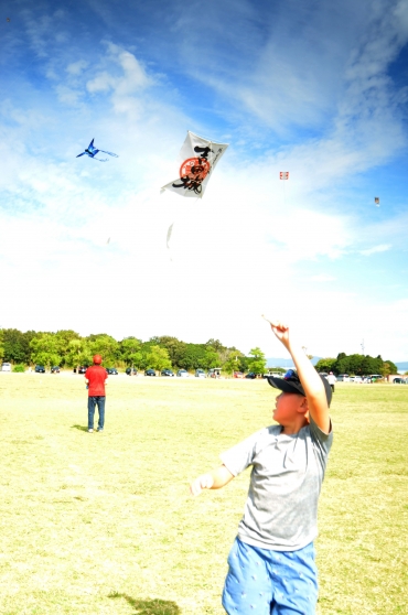 凧揚げに挑戦する子ども=豊橋総合スポーツ公園で