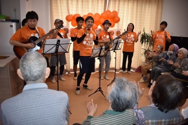 お年寄りと歌って楽しむランナーたち=豊川市御津町の輝楽苑で