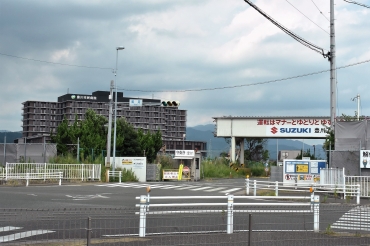 イオンモール開業後、主要な出入り口となる付近。左後方は市民病院=豊川市白鳥町で