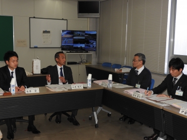 昨年11月の日立市での地震発生時の対応を説明する七井課長(左から2人目)=豊川市役所で