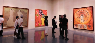 前衛的な日本画が並ぶ会場=豊橋市美術博物館で