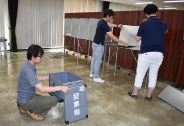 きょうの投票に向けて準備された代田地区の投票箱や記載所=豊川市勤労福祉会館で