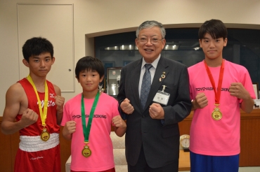 全国大会で優勝した(左から)今井さんと洋央さん、世央さん㊨=豊橋市役所で