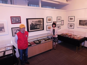 作品とコレクションを展示した牧田さんと娘の塚越さん=名豊ギャラリーで