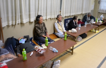 台風19号の接近により、避難所に身を寄せた住民ら=豊橋市吉田方校区市民館で