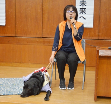 盲導犬について話す多田野さんとゼウス=豊橋商工会議所で