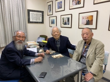 70年ぶりに再会した左から越知專さん、伊東秀雄さん、田辺良二さん