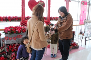 奥さんに花をプレゼントする男性=蔵王山展望台で