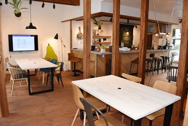仕事や勉強の場として使えるオープンスペースやカフェスペース=TOCOTOCOで