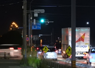 国道1号と交わる交差点「宮下」は夜間も交通量が多い。左後方が小坂井BP=豊川市小坂井町で