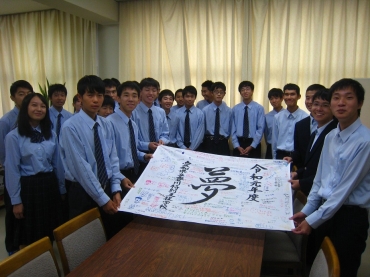 豊川特別支援学校の生徒㊨から応援旗を贈られた豊川工高陸上競技部員=豊川工業高校で
