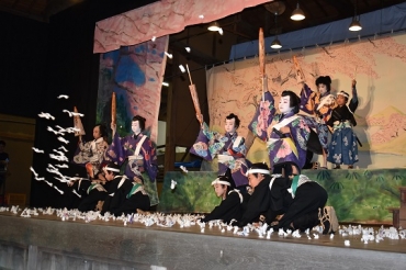多くのおひねりが飛び交った一宮南部小児童の歌舞伎=杉森八幡社で
