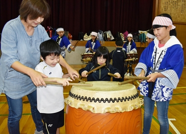 豊根小の児童㊨と和太鼓を楽しむ豊川特別支援の児童ら=豊川特別支援学校で