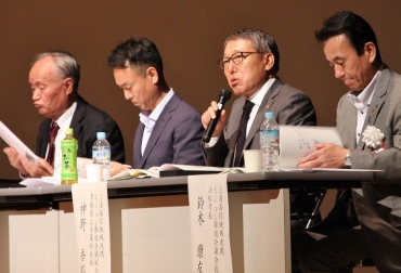 地域連携ビジョンの次なる展開へ意見を述べる神野副会長(右から2人目)=長野県飯田市鼎文化センターで