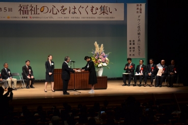 作文で表彰される中学生=田原文化会館で