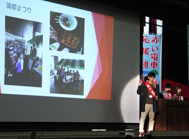 活動報告をする愛知大学地域政策部の学生ら=西尾市立横須賀小学校で