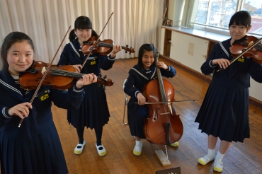 全国コンクールの重奏部門で全国1位に輝いたオーケストラ部の生徒ら=豊橋市立羽田中学校で