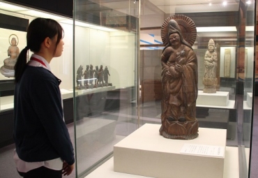 展示されている子安観世音菩薩立像(手前)など=新城市設楽原歴史資料館で