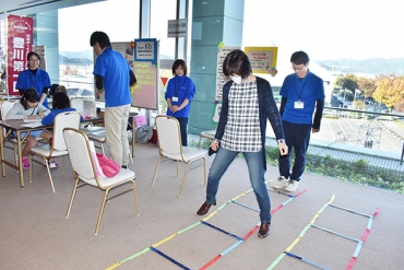 来場者が体験したロコモ体操や認知機能検査=豊川市民プラザで