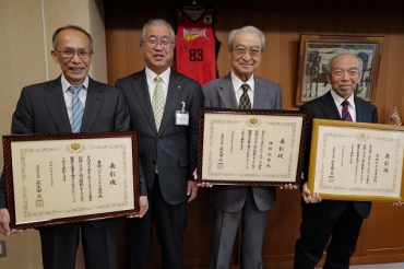 金田副市長(左から2人目)に報告した及部さん、神野さん(右から)、宮下さん㊧=豊橋市役所で