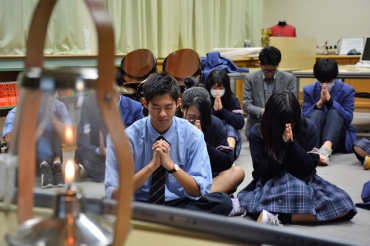 希望の火に平和への祈りを込める生徒ら=桜丘高校で