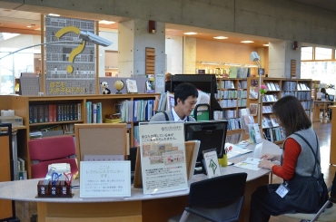 館内にあるレファレンスカウンター=田原市中央図書館で