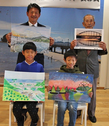 作品を手にする最優秀賞受賞者と鈴木市長(後列左)=蒲郡市観光交流センターで