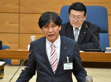 就任後、初の議会で所信表明を行う竹本市長=豊川市議場で