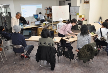 プログラミングを学ぶ生徒たち=ゆずりは学園豊川稲荷校で