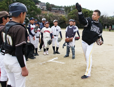 投球動作について指導する千賀選手=蒲郡市中央小学校で