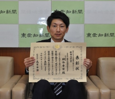 論文アワード2019で総務大臣賞を受賞した神谷さん=東愛知新聞社で
