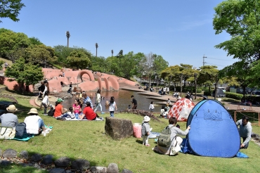 週末は大勢の家族連れが訪れる水の広場周辺=赤塚山公園で