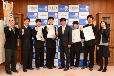 竹本市長(右から4人目)に大会での活躍を誓った国府高校弓道部メンバー=豊川市役所